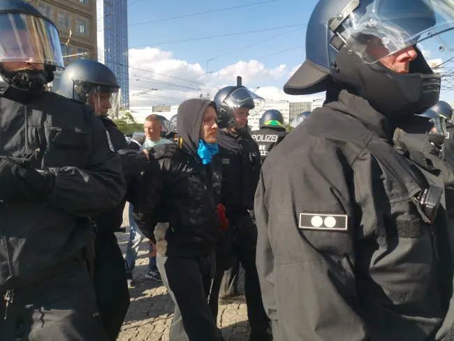 Almanya'da Corona virüs tedirleri protesto edildi