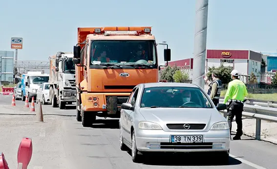 Uzun araç kuyruğu oluştu