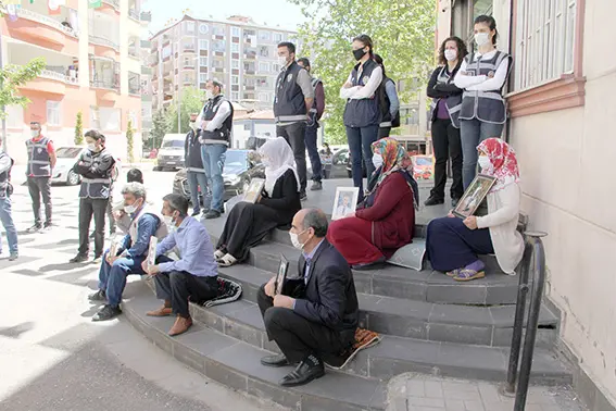 Makam aracına tepki gösterdi