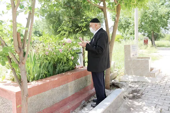 Oğlunun mezarını ziyarete gitti!