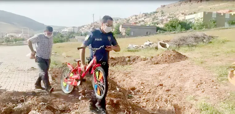 9 yaşındaki çocuk istedi, polis kapısına götürdü