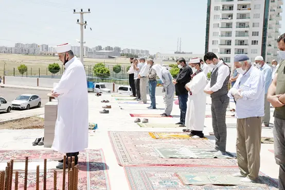 Cami çatısında cuma namazı