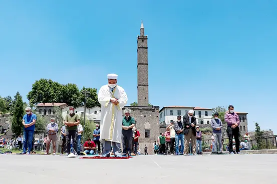 Aylar sonra cuma namazı!