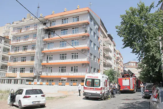 Elektrik kontağından çıkan kıvılcım evi kül etti