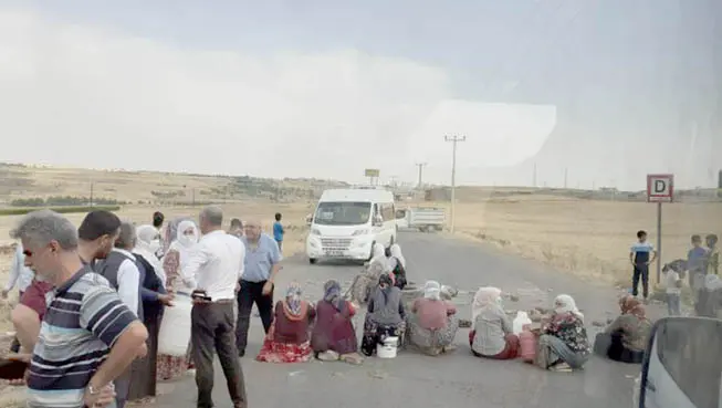 Suyu kesilen mahalleli yolu trafiğe kapattı