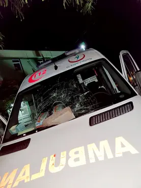 Park halindeki ambulansa taş atıp kaçtılar