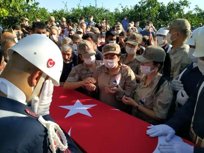 Şehit eşinin kamuflajını giydi