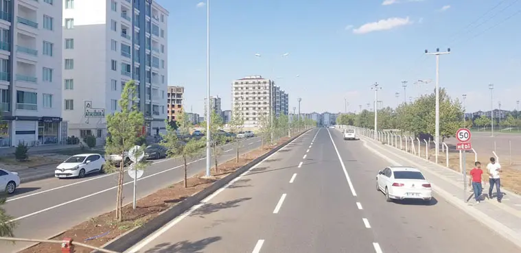 Caddelerde yol çizgileri