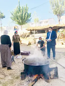 Köylere maske dağıttı