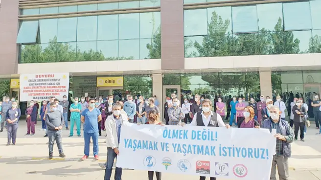 ‘Sağlıkçıların ölmesi bekleniyor’