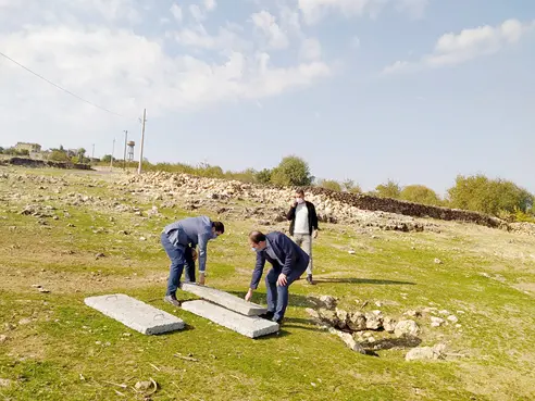 Eğil’de hayvanların içine düştüğü su kuyuları beton bloklarla kapatıldı 