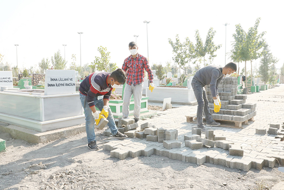 Mezarlıklar çamurdan kurtuluyor