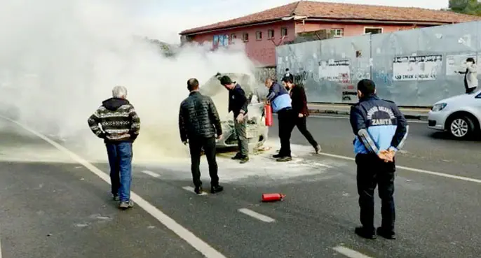 Zabıta ekipleri alev alan aracı söndürdü