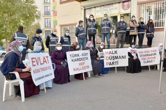 Elinden kalemi aldılar, silah verdiler