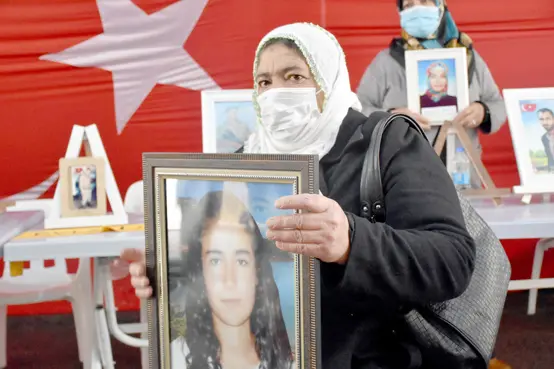 Diyarbakır annelerinin oturma eylemine bir aile daha katıldı