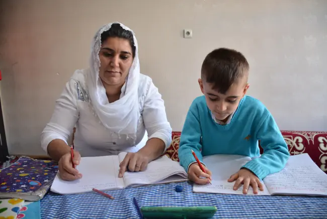 Şırnaklı anne, çocuğuyla birlikte EBA üzerinden okuma yazma öğrendi