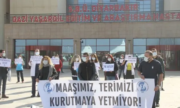 Sağlıkçılardan alkışlı protesto