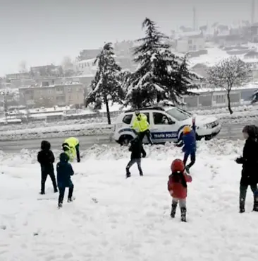 Polis-çocuk ve kar topu!