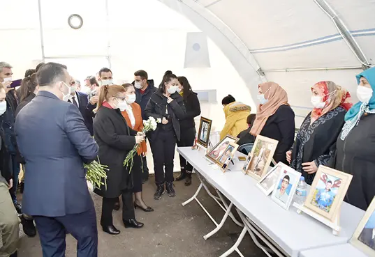 Pekcan, Diyarbakır annelerini ziyaret etti