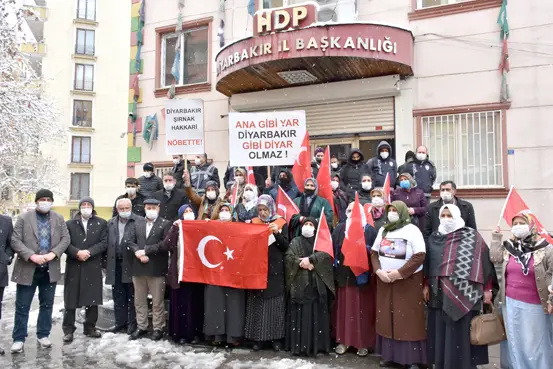 Ağabeyi için nöbete geldi