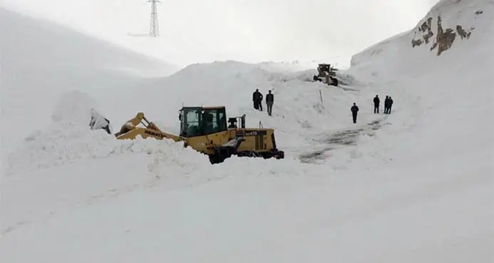 Van-Bahçesaray yoluna çığ düştü! 