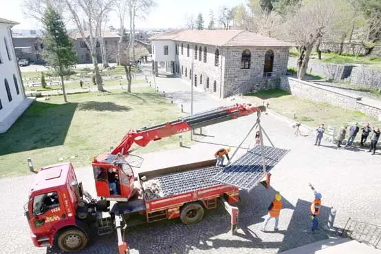 Mardinkapı yerine konuluyor