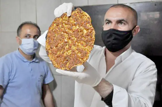 Lahmacun yaptı