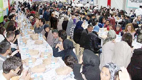 Kalabalık iftar sofrası kurmayın