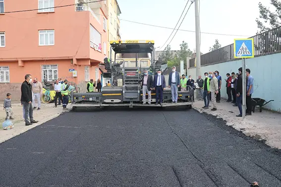 Yıpranan parke taşları temizlendi, bazalt taşı asfaltı da güzelleştirildi 