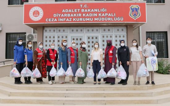 Kızılaylı kadınlar, cezaevinde kalan kadınlarla bir araya geldi