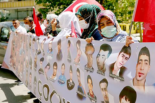 Evlat nöbetindeki baba: Artık herkes HDP'nin iç yüzünü görsün