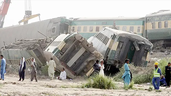 Pakistan'da tren kazası: 38 ölü, 64 yaralı