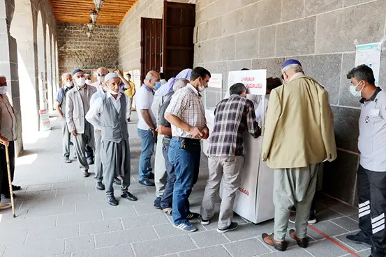 Diyarbakır’da aşı kuyruğu!