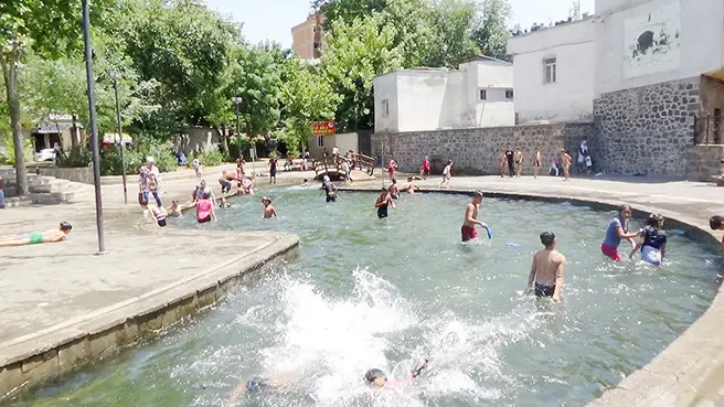 Aşırı sıcaklıktan dolayı tehlikeyi umursamadılar