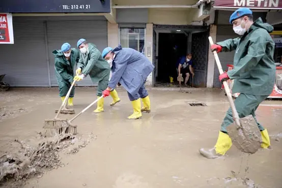 Artvin'de sel gitti, çamur kaldı; kayıp 1 kişi aranıyor