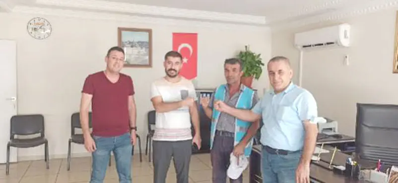 Temizlik işçisi bulduğu parayı sahibine teslim etti