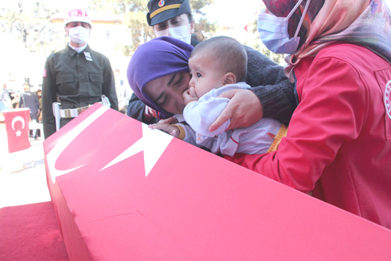 6 aylık oğlundan şehide son veda