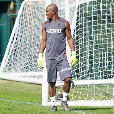 Trabzonspor'da Nwakaeme eldivenleri giydi