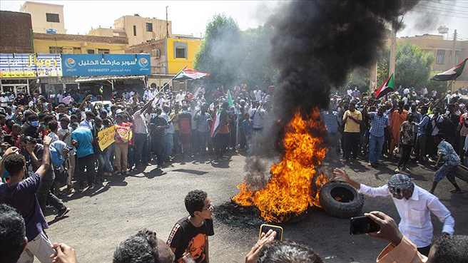 Sudan'da halk sokaklara indi