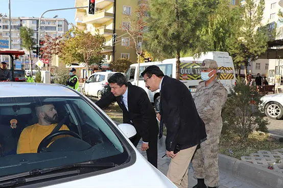 Silvan Kaymakamı Öztürk, trafik uygulamasına katıldı