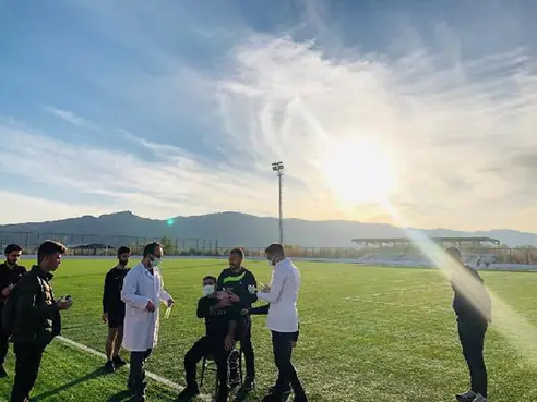 Diyarbakır'da futbolculara sahada aşı 