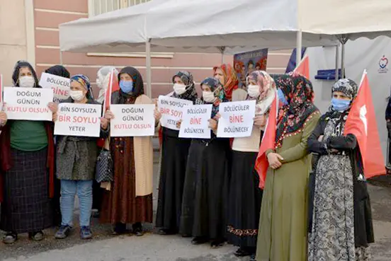 Evlat nöbetindeki ailelerden Bakan Soylu'ya pankartlı kutlama