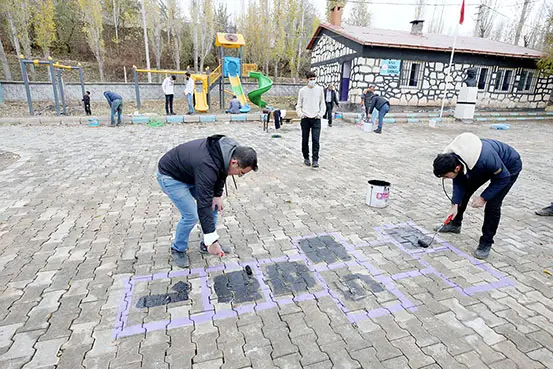 Bitlis'te üniversite öğrencileri ara tatilde köy okulunu onardı