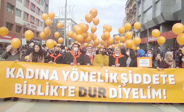 Kadına yönelik şiddeti kınamak için yürüyüp balon uçurdular