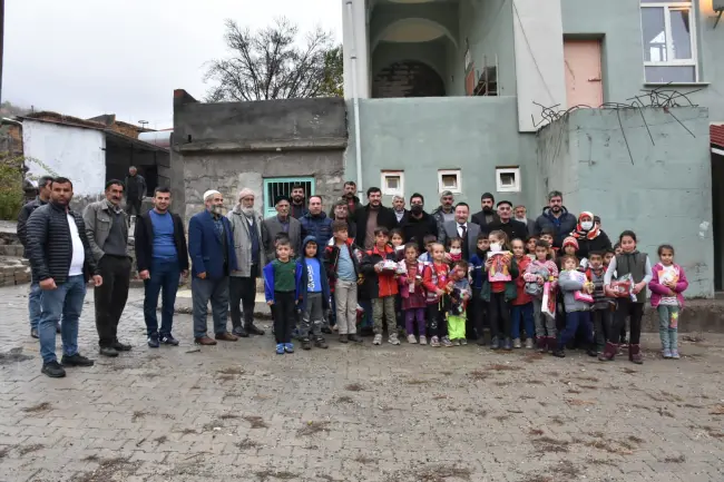 Dağ köyündeki çocukları sevindirdi