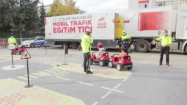 Trafik tır’da miniklere eğitim