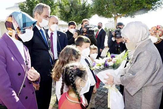 Emine Erdoğan'dan öğrencilere çifte müjde