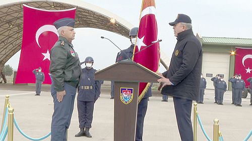 Bakan Akar, beraberindeki TSK komuta kademesi ile İHA'ların 