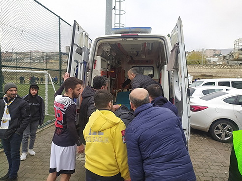 Amatör lig maçında futbolcu, sahada yere yığıldı