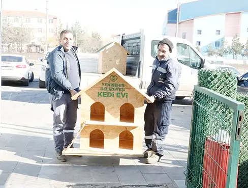 Yenişehir Belediyesi atık malzemelerden sokak hayvanların için yuva yaptı